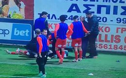 Φυλακίστηκε ο οπαδός που πέταξε την κροτίδα στο Νέα Σαλαμίνα - ΑΠΟΕΛ (vid)