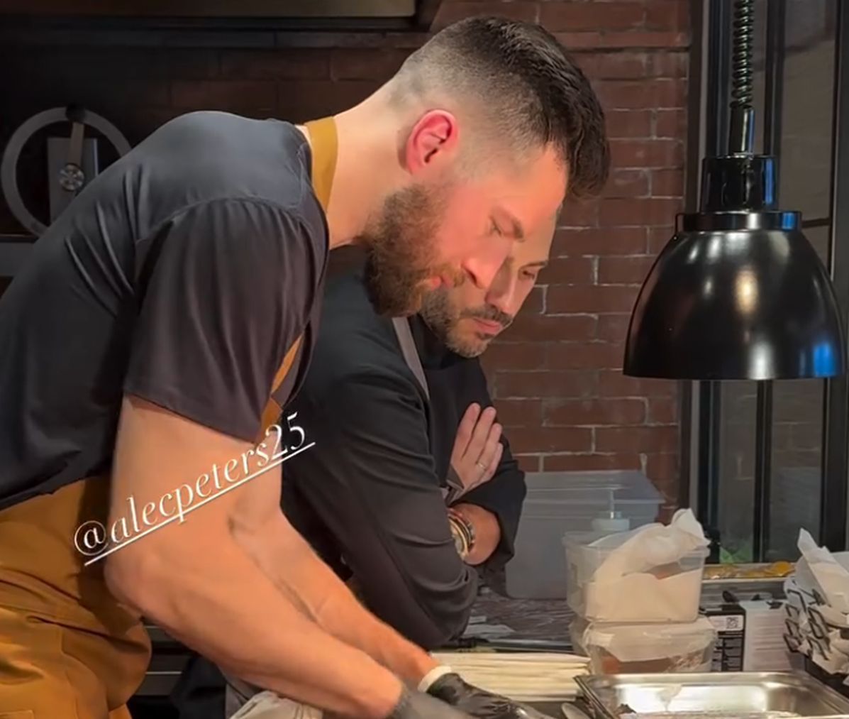 Ο Άλεκ Πίτερς σε ρόλο σεφ: Aπό το παρκέ στην κουζίνα