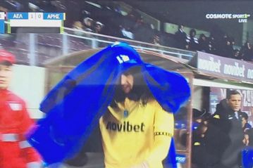 Ενοχλημένος ο Μορόν: Βγήκε αλλαγή, πήρε το μπουφάν του και έφυγε για τα αποδυτήρια