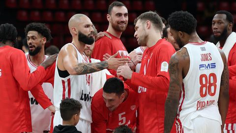 Το οικογενειακό κλίμα στο ΣΕΦ και οι μικροί φίλοι της ομάδας στην παρακάμερα του Ολυμπιακός - Μαρούσι Chery