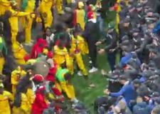Oι οπαδοί της Σενεγάλης προσπάθησαν να εισβάλλουν μετά το πέναλτι υπέρ του Μαρόκου