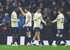 Η Έβερτον «άλωσε» το «Βίλα Παρκ» και έκανε... δώρο στην Άρσεναλ