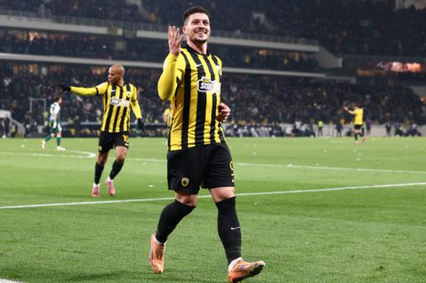 Η αποθέωση των φίλων της ΑΕΚ κατά την αλλαγή του Γιόβιτς (vid)