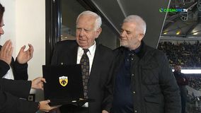 Ο Δημήτρης Μελισσανίδης βράβευσε τον Αλέκο Παππά, τον... συνομήλικο της ΑΕΚ