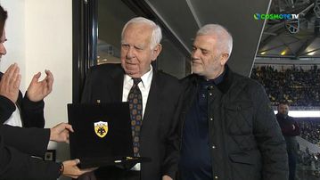 Ο Δημήτρης Μελισσανίδης βράβευσε τον Αλέκο Παππά, τον... συνομήλικο της ΑΕΚ