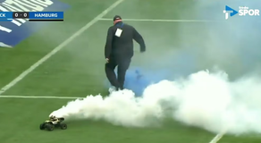 Επος: Τηλεκατευθυνόμενα αυτοκινητάκια εισέβαλαν με καπνογόνα στον αγωνιστικό χώρο σε αγώνα στη Γερμανία (vids)