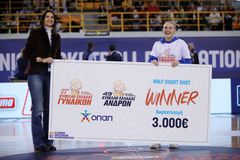 Απίστευτη στιγμή: Νεαρή φίλαθλος ευστόχησε σε τρελό σουτ από το κέντρο και κέρδισε 3.000€ (vid)