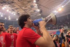 Έπος: Ο Τεόντοσιτς πανηγύρισε την κατάκτηση του κυπέλλου με μεγάφωνο μπροστά από την εξέδρα του Ερυθρού Αστέρα (vid)