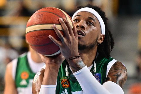 Ο Ρισόν Χολμς εξήγησε πώς ο Χέιζ-Ντέιβις τον βοήθησε να πετύχει 21 πόντους κόντρα στον ΠΑΟΚ