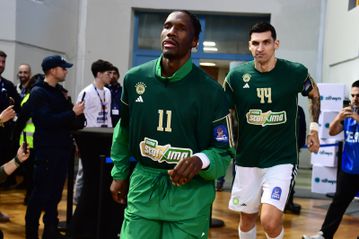 Παροξυσμός στην είσοδο του Παναθηναϊκού και του Χέιζ-Ντέιβις πριν το ματς με τον ΠΑΟΚ (vid)