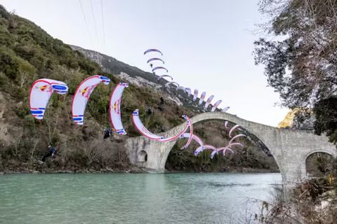 Απίστευτο αεροβατικό trick στο Γεφύρι της Πλάκας