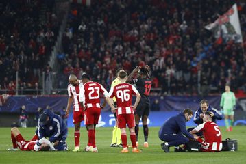 Σφοδρή σύγκρουση Πιρόλα και Ρέτσου - Έπεσαν στο έδαφος και οι δύο αιμόφυρτοι