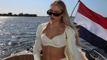 Πρωταθλήτρια του πατινάζ πήρε ένα εκατομμύριο για να δείξει το σουτιέν της (pics)