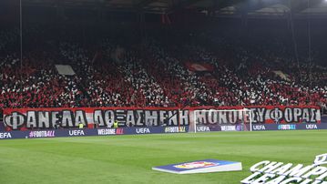 Το εντυπωσιακό κορεό των φίλων του Ολυμπιακού στο κατέμεστο «Γ.Καραϊσκάκης»