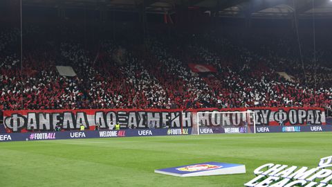 Το εντυπωσιακό κορεό των φίλων του Ολυμπιακού στο κατέμεστο «Γ.Καραϊσκάκης»