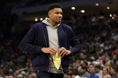 Ο Γιάννης Αντετοκούνμπο βρέθηκε στο πλευρό του αδελφού του, έφερε γούρι στην ομάδα, αλλά όχι στον Άλεξ (vid)