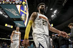 Επίθεση Τζαμάλ Μάρεϊ σε οπαδό των Πίστονς που του φώναξε: «Είδα τη γυναίκα σου να παίρνει...» (vid)