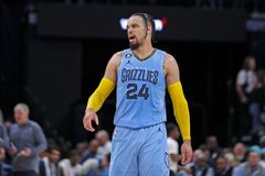 Θα πληρώσει ακριβά ο Ντίλον Μπρουκς για τη... σπρωξιά στον κάμεραμαν (vid)