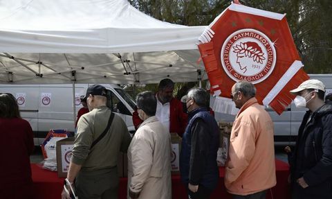 Ο Ολυμπιακός μοίρασε σαρακοστιανά γεύματα στην Φρεαττύδα (pics)