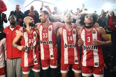 Ο (oh la la) Φουρνιέ έδειξε το ταβάνι του Ολυμπιακού