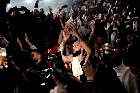 Οι παίκτες έγιναν ένα με τον κόσμο - Η παρακάμερα του Ολυμπιακού με Φενέρμπαχτσε (vid)