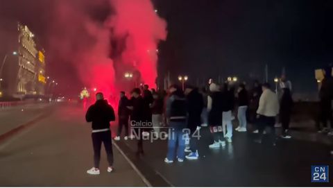 Οι οπαδοί της Νάπολι «ξενύχτησαν» τη Μίλαν με βεγγαλικά έξω από το ξενοδοχείο (vid)