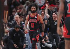 Μια ομάδα μόνος του: Ο Κόμπι Ουάιτ πήρε στις πλάτες του τους Μπουλς στο πιο κρίσιμο σημείο (vid)