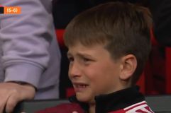 Από τα δάκρυα στους πανηγυρισμούς: Το φοβερό ξέσπασμα του πιτσιρικά οπαδού της Γιουνάιτεντ (vid)