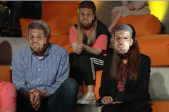 Με μάσκες Βεζένκοφ η οικογένειά του στην εκδήλωση για τη βράβευση του ως MVP (gallery)