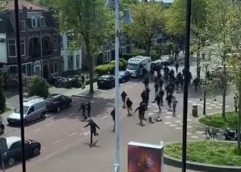 Σοβαρά επεισόδια στην Ολλανδία - Οπαδοί της Άλκμααρ επιτέθηκαν στο ξενοδοχείο της Γουέστ Χαμ (vids)