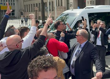 Έβγαζε selfie με κόσμο στο Κάουνας ο Μπαρτζώκας (vid)