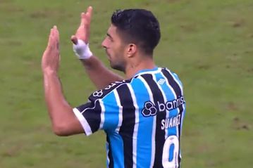 Τρομερό γκολ του Σουάρες με το εξωτερικό φάλτσο στον αγώνα της Γκρέμιο με την Κρουζέιρο (vid)