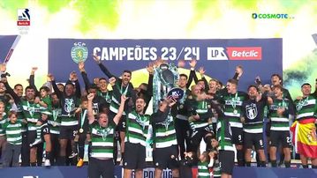 Η απονομή στη Σπόρτινγκ για την κατάκτηση του πρωταθλήματος