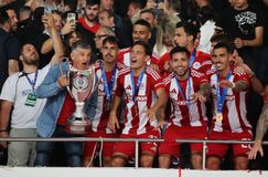 Στα 62 χρόνια το παλμαρέ έγραφε μηδέν και τώρα ο Μεντιλίμπαρ βρήκε στον Ολυμπιακό την Ιθάκη του και κάνει συλλογή από κούπες