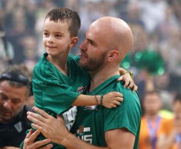 Like father, like son: Ο γιος του Νικ Καλάθη, στα «χνάρια» του πατέρα του - Το βίντεο που δημοσίευσε (vid)