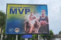 Στο χωριό του Νίκολα Γιόκιτς έχουν ετοιμάσει υποδοχή και τον περιμένουν με αγωνία