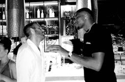 Ο Νίκος Παππάς... βρίζει τον Αντετοκούνμπο που δεν τον αφήνει να πιει το ποτό του (pic)