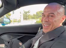 Το εντυπωσιακό αυτοκίνητο με το οποίο πήγε στο γάμο του ο Μιχάλης Ζαμπίδης (vid)