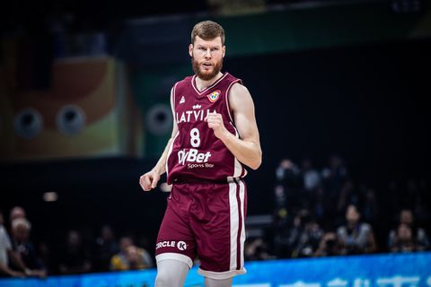 Αν ψάχνεις... τρίποντα πάρε τον καλύτερο της αγοράς: Είναι Λετονός, NBAer και έτοιμος για επιστροφή στην Euroleague (vids)