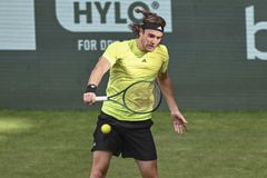 Πρόωρο τέλος για τον Τσιτσιπά στο Χάλε, ήττα από τον Μίκελσεν