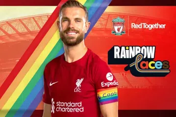 Εξαλλοι στη Λίβερπουλ με τον Χέντερσον λόγω «προδοσίας» της LGBTQ για την Αλ Ετιφάκ