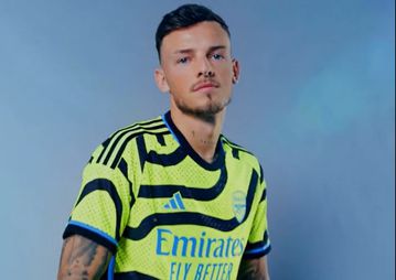 Η Άρσεναλ κυκλοφόρησε τη νέα εκτός έδρας φανέλα και οι οπαδοί απόρησαν για το χρώμα της (vids)