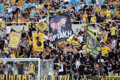 Οι φίλοι της ΑΕΚ έβαψαν «κιτρινόμαυρο» το ΓΣΠ (gallery & vid)