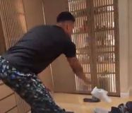 Έπος: Η «μάχη» του Γιάννη Αντετοκούνμπο με μια κατσαρίδα και ο απίστευτος διάλογος με τη σύζυγό του, Μαράια (vid)