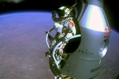 Η ιστορική ελεύθερη πτώση του Φέλιξ Μπαουμγκάρτνερ που τον οδήγησε σε ρεκόρ (vid)