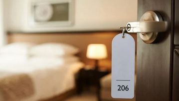 Τουρισμός: Έκρηξη νέων πεντάστερων ξενοδοχείων και Airbnb