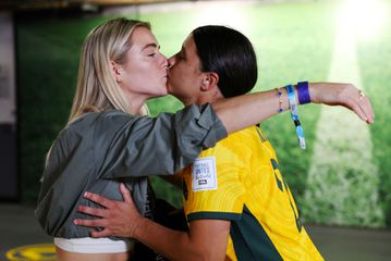 Η Αυστραλέζα Σαμ Κερ έτρεξε να φιλήσει τη σύντροφό της που είναι διεθνής με τις ΗΠΑ μετά την πρόκριση της Αυστραλίας επί της Γαλλίας!
