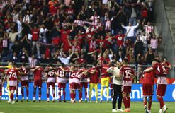 Πως γιόρτασαν οι παίκτες του Ολυμπιακού με τον κόσμο που βρέθηκε στο Βέλγιο την πρόκριση της ομάδας (gallery & vids)