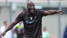 Σοκ στη Νάπολι, εκτός για μήνες ο Λουκάκου