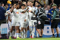 Ο Νμέτσα «εκτέλεσε» την Έβερτον και η Λιντς επέστερψε στην Premier League με τρίποντο